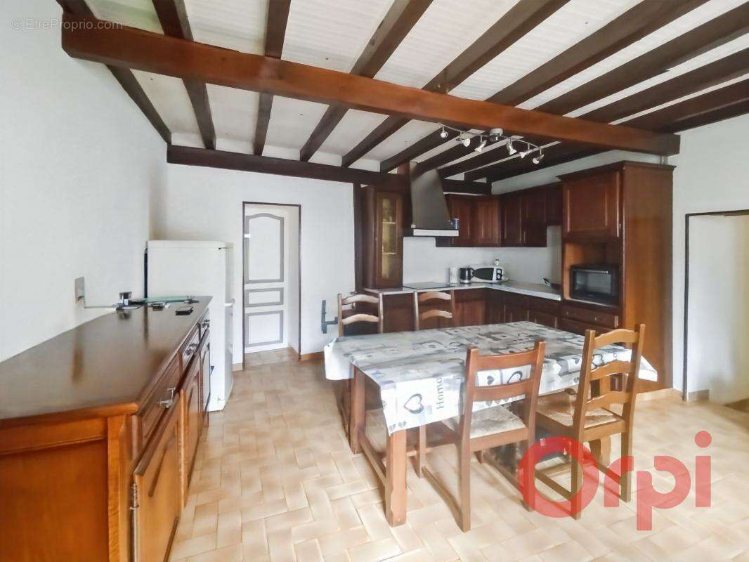 Maison à AINAY-LE-CHATEAU