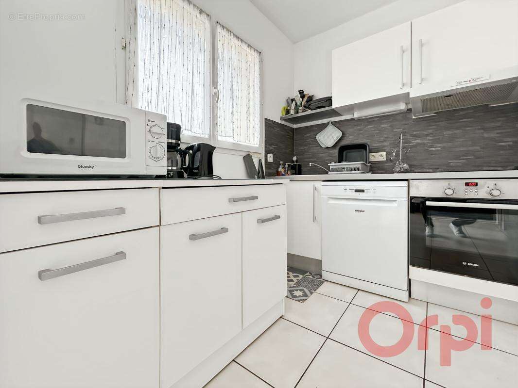 À Vendre : T3 dans une résidence avec piscine - photo 3