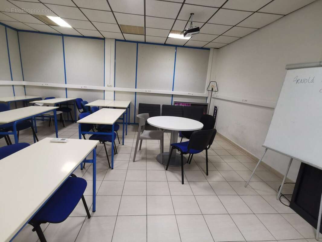 Commerce 180 m² à Le Lamentin  - photo 2