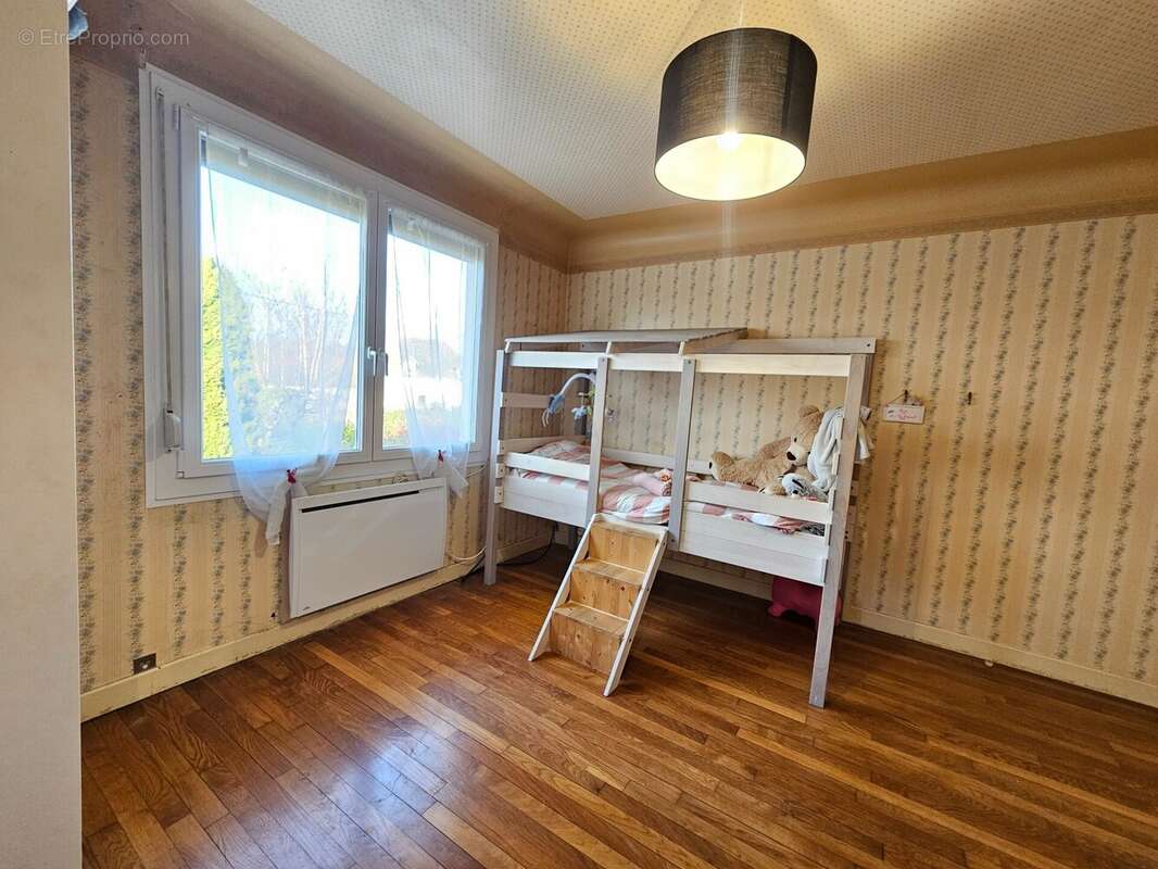 CHAMBRE 1 - Maison à OUROUX-SUR-SAONE