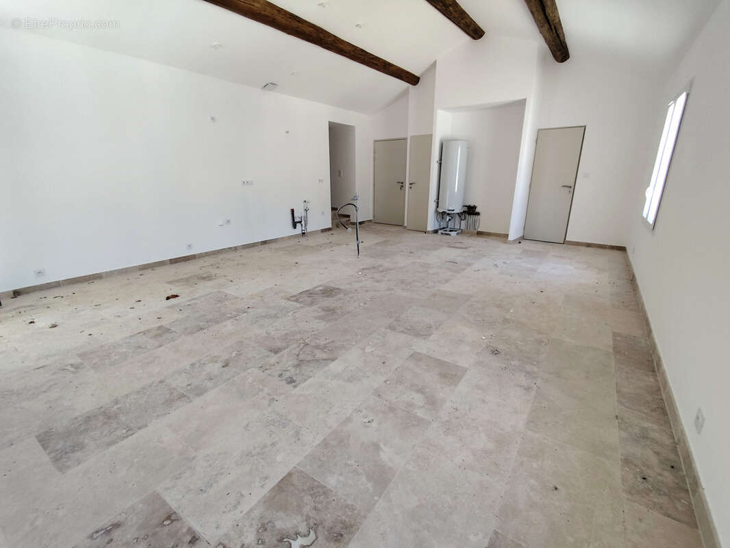 Appartement à JONQUIERES-SAINT-VINCENT