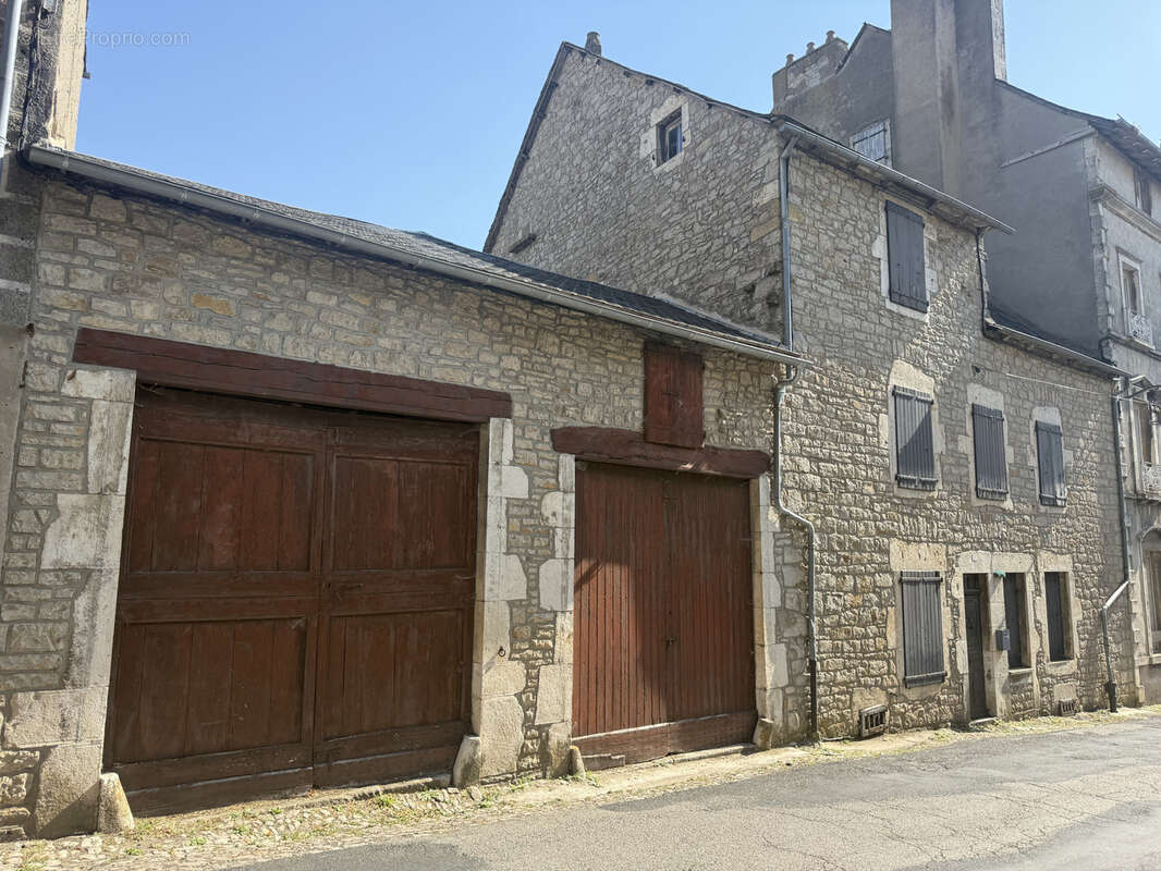 Maison de caractère à rénover   Terrasse, Jardinet, Garage vouté, ancienne étable et Puits - photo 4