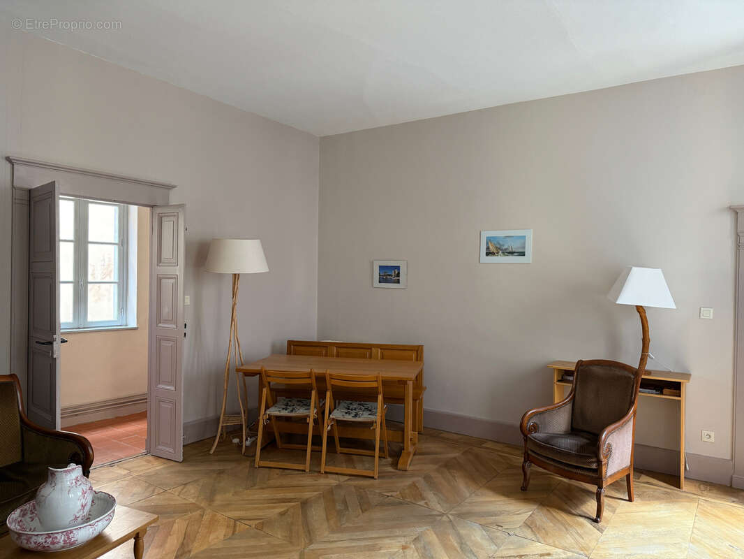 Élégant appartement traversant dans un immeuble historique - photo 3