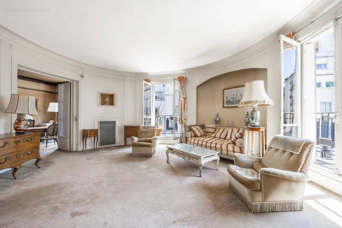 Appartement à PARIS-16E