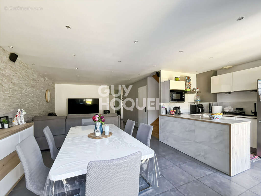 Maison à FONTENAY-TRESIGNY