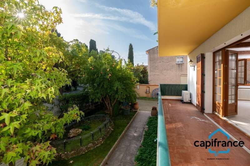Sanary Port à pied/  Appartement en RDC de 114 m2,  S/Sol de 187 m2  et terrain 318 m2 /garage. 10mn du port - photo 16