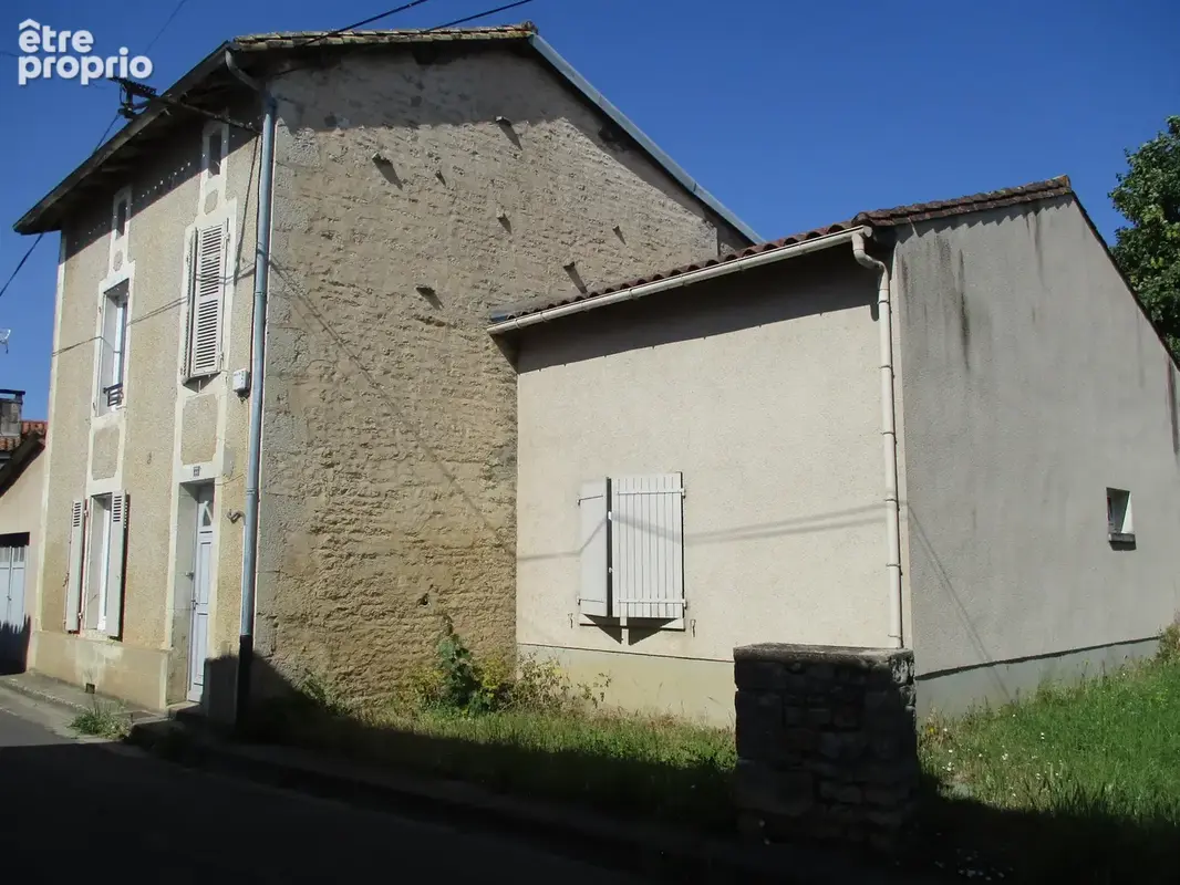 Couhé Plain-pied et entrepôt de 350 m2 environ. - photo 2