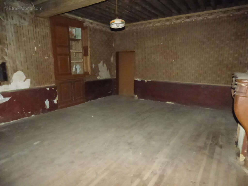 Saint trivier de courtes, centre village , maison a rénover avec dépendances - photo 7