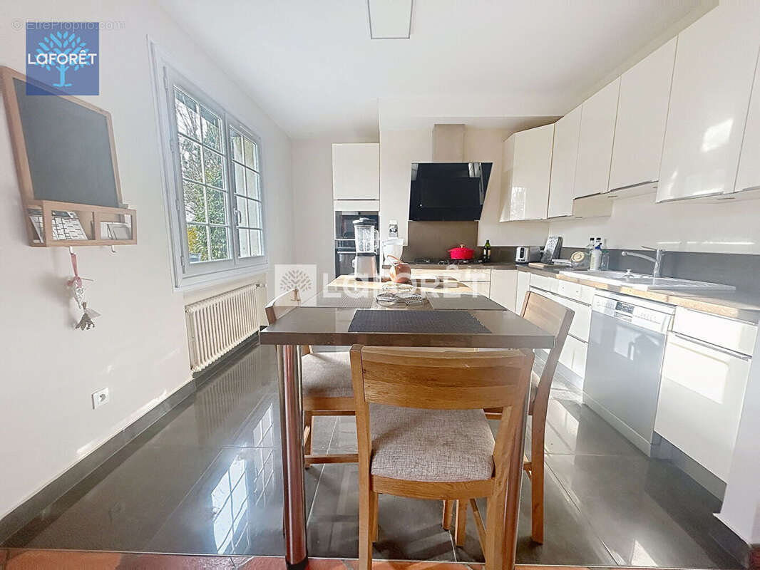 Maison à CONDE-SAINTE-LIBIAIRE