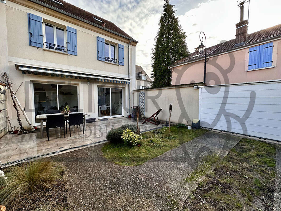 Maison à VILLENEUVE-LE-COMTE