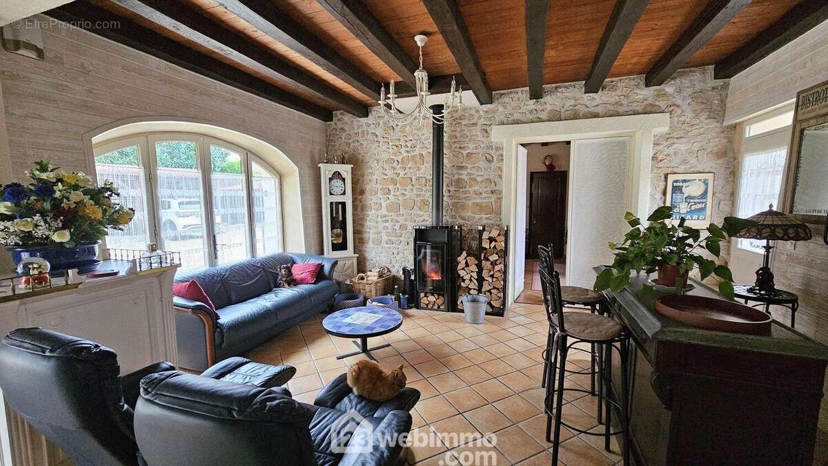 Le salon avec son poêle à bois... - Maison à MILLY-LA-FORET