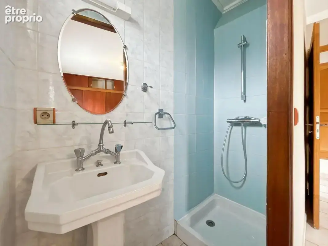 Belle maison Rénovée composée de deux logements , un type 4 et un type 2. Bâtie sur une parcelle de 800 m2 , cette charmante mai - photo 11