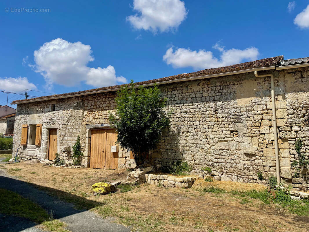 Bâtiment (ancienne maison) en cours de rénovation avec dépendances et parcelle attenante - photo 5