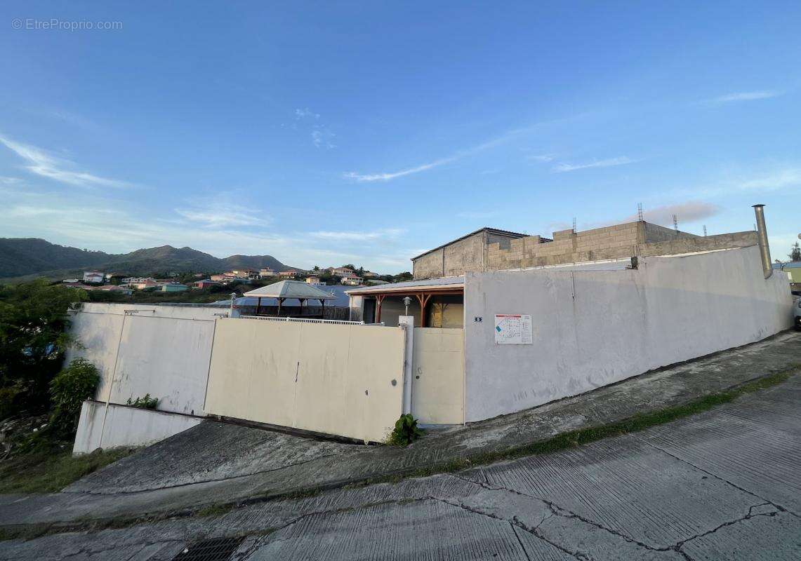 Commerce à LES TROIS-ILETS