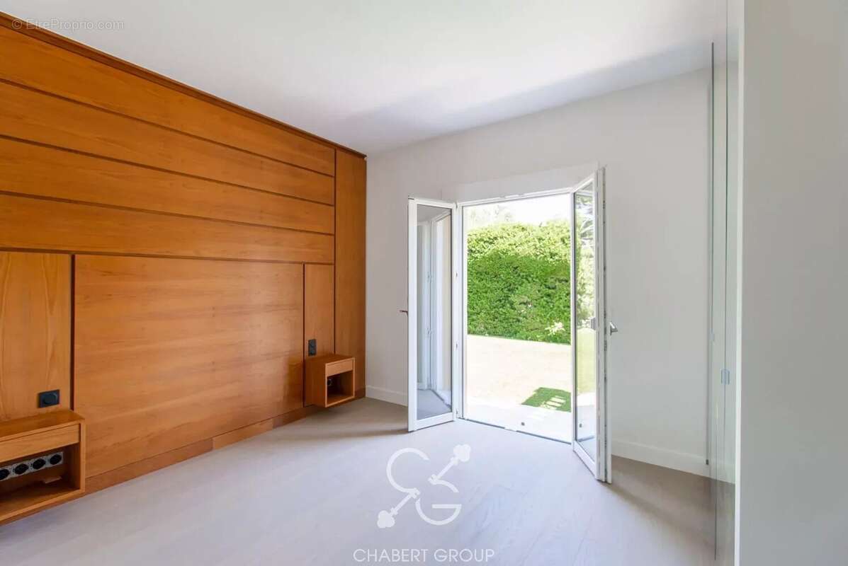 Villefranche-sur-mer - villa - 8 pièces - 200 m² - piscine - terrain de 1 500 m² - terrasses - stationnements - photo 5