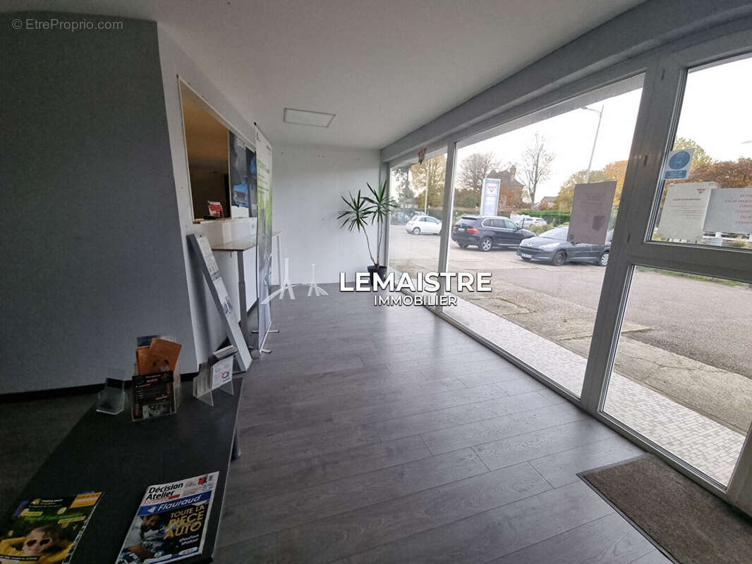 Ensemble immobilier commercial - ST-ROMAIN DE COLBOSC - 750 m² + appartement F4 - photo 4