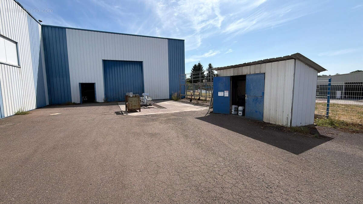 Vente ensemble immobilier industriel de 3 660 m2, sur terrain de 21 181 m2 LURE - photo 4