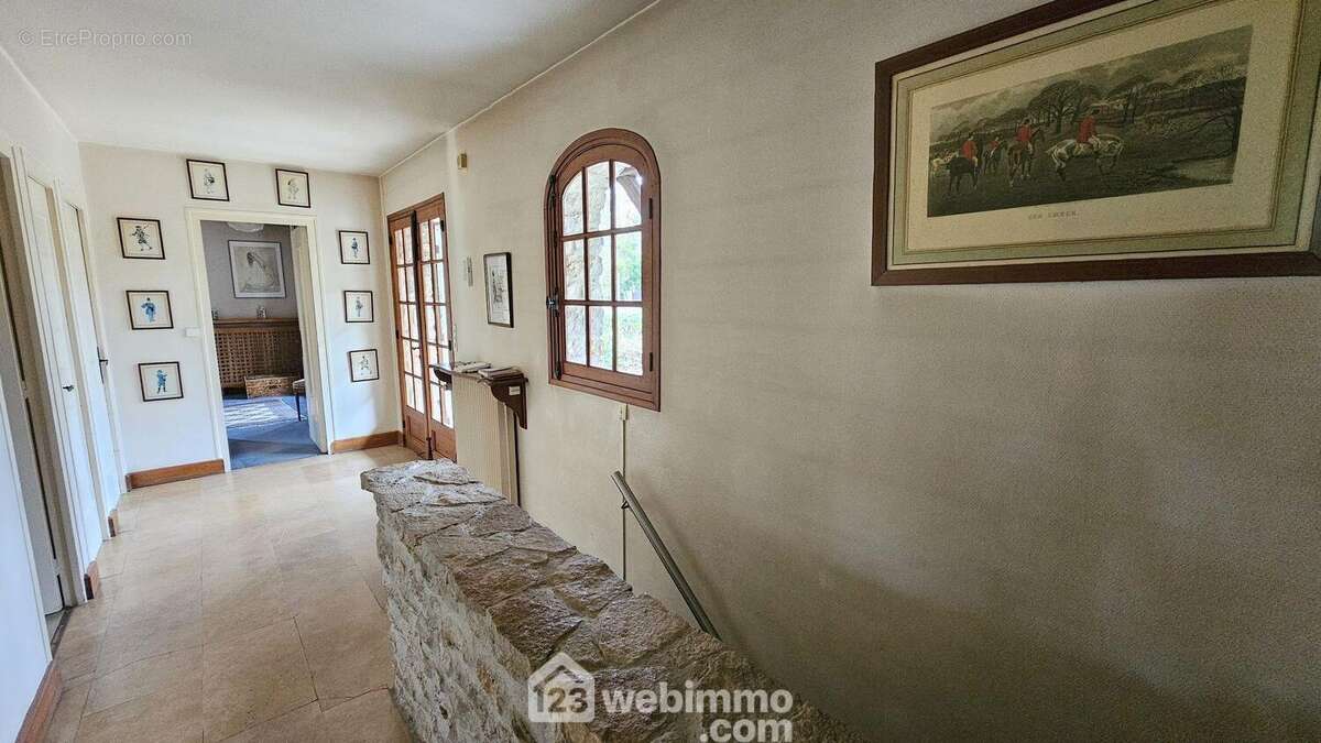 Une spacieuse entrée de 13 m². - Maison à MILLY-LA-FORET