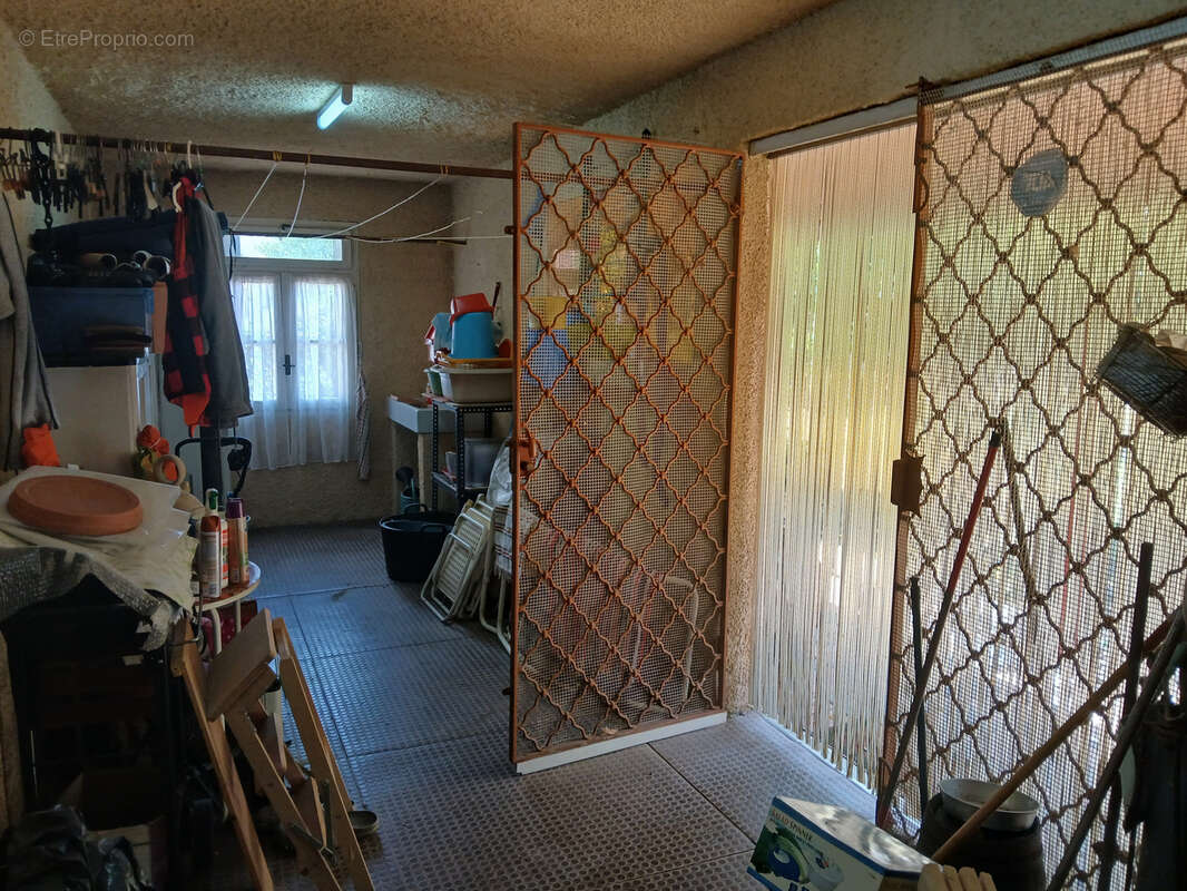 Villa sur 3 faces , 3 niveaux, 5 chambres , 2 bains, jardin , garage et parking. - photo 47
