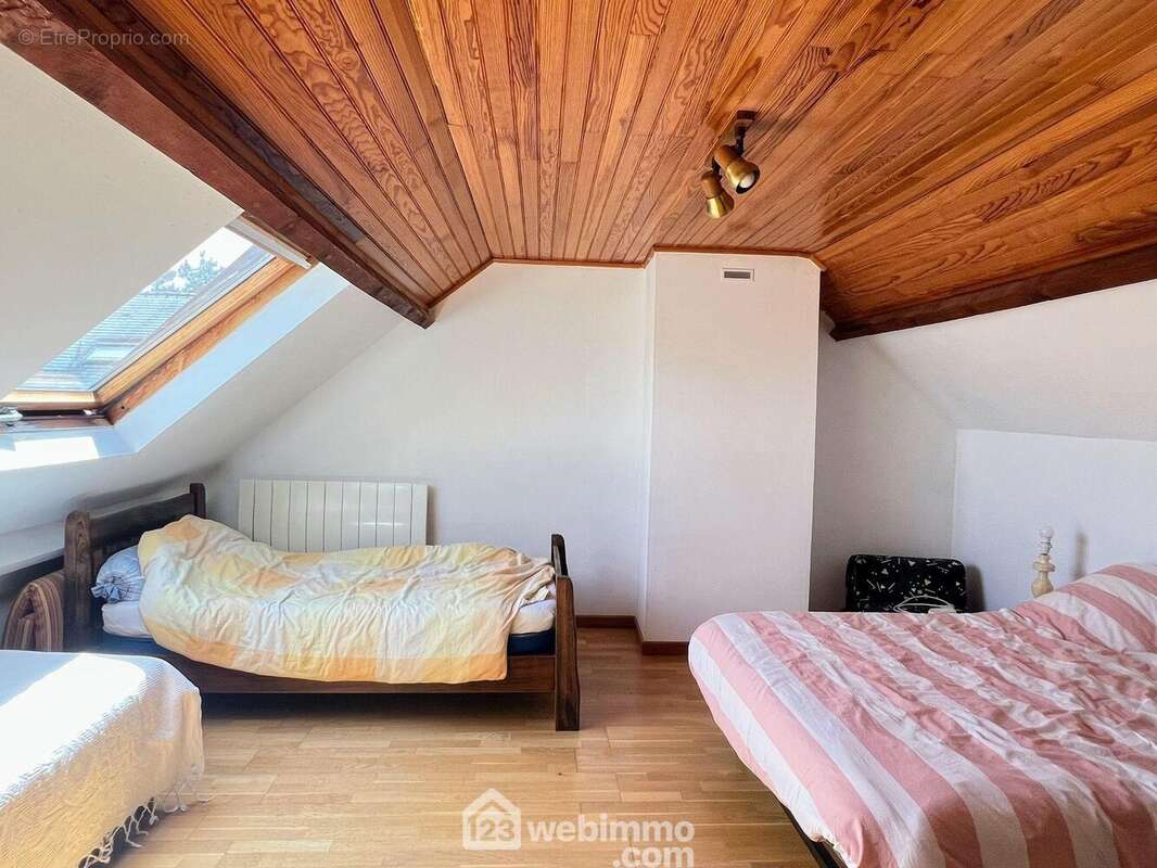 A l'étage une mezzanine distribue 2 grandes chambres... - Maison à MONTREUIL-JUIGNE