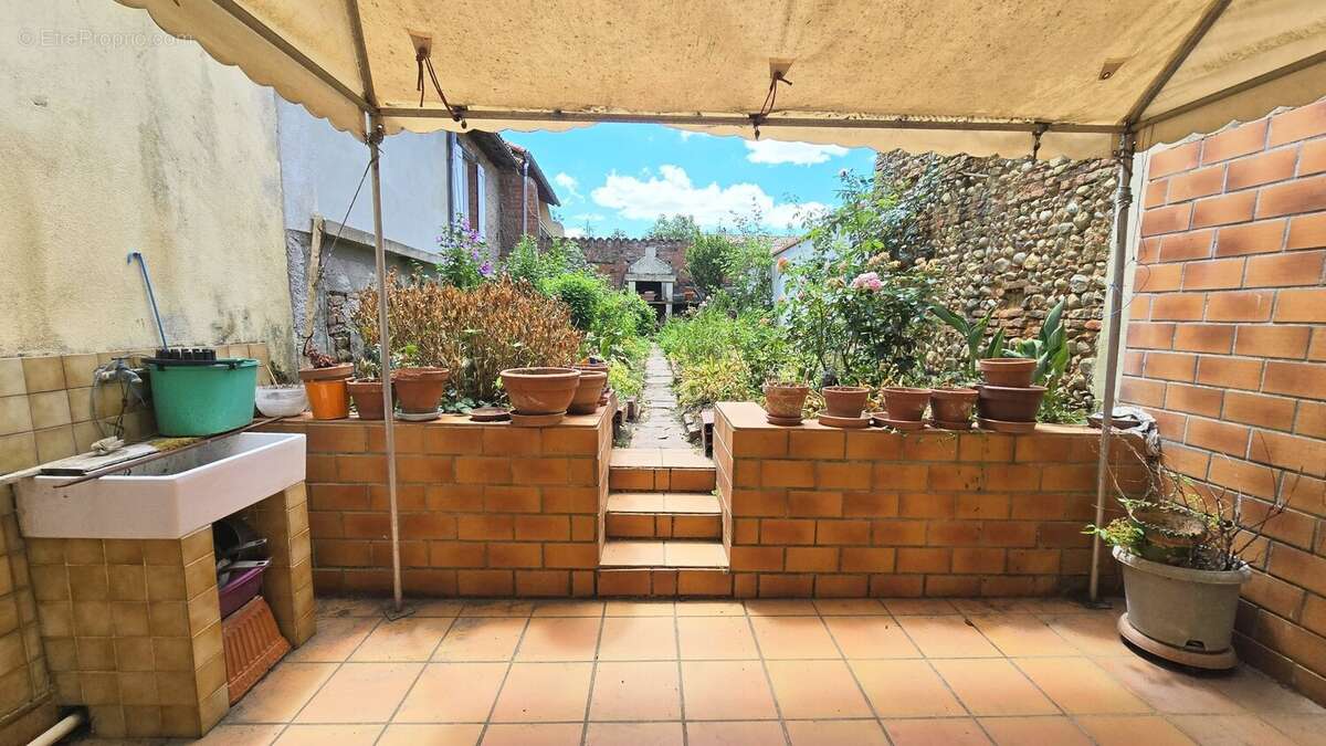 Maison de caractère avec jardin et grand garage - photo 2