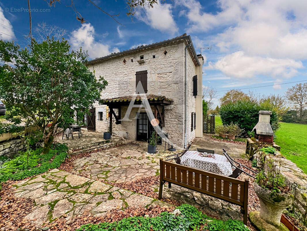 Maison à MONTAIGU-DE-QUERCY