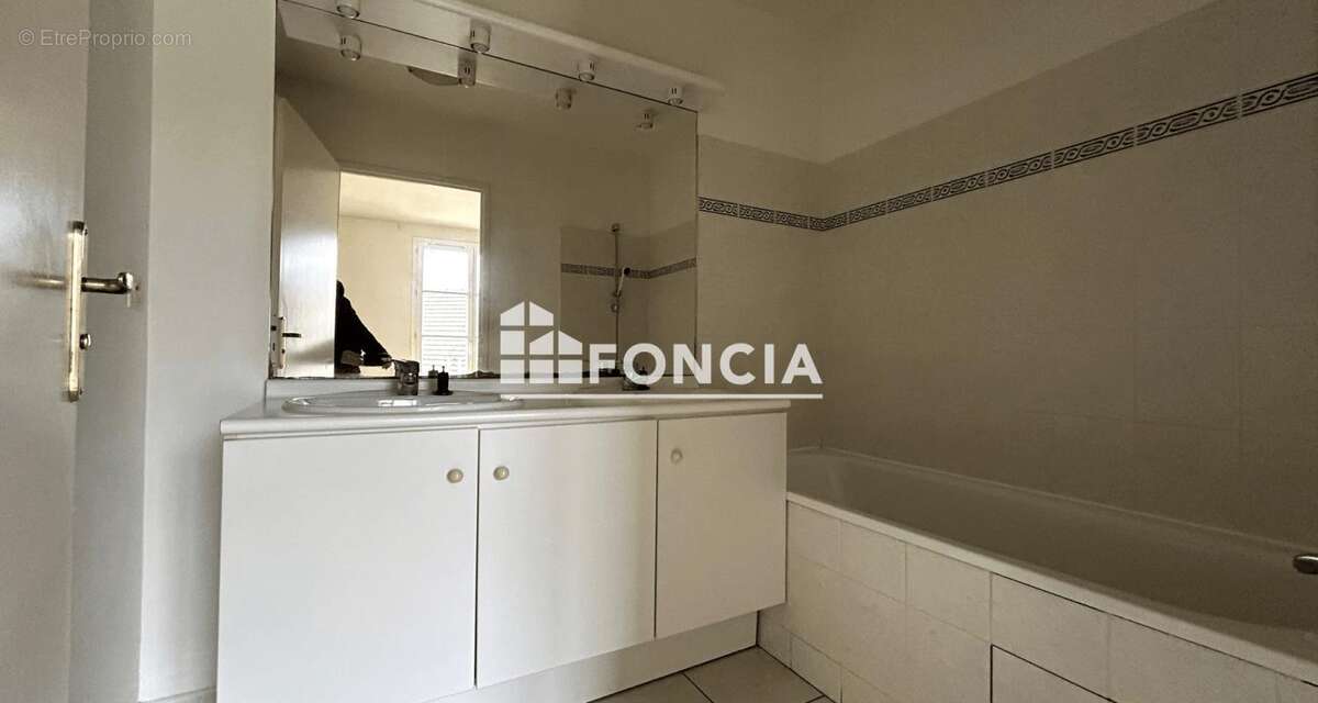 Maison à LE COUDRAY-MONTCEAUX