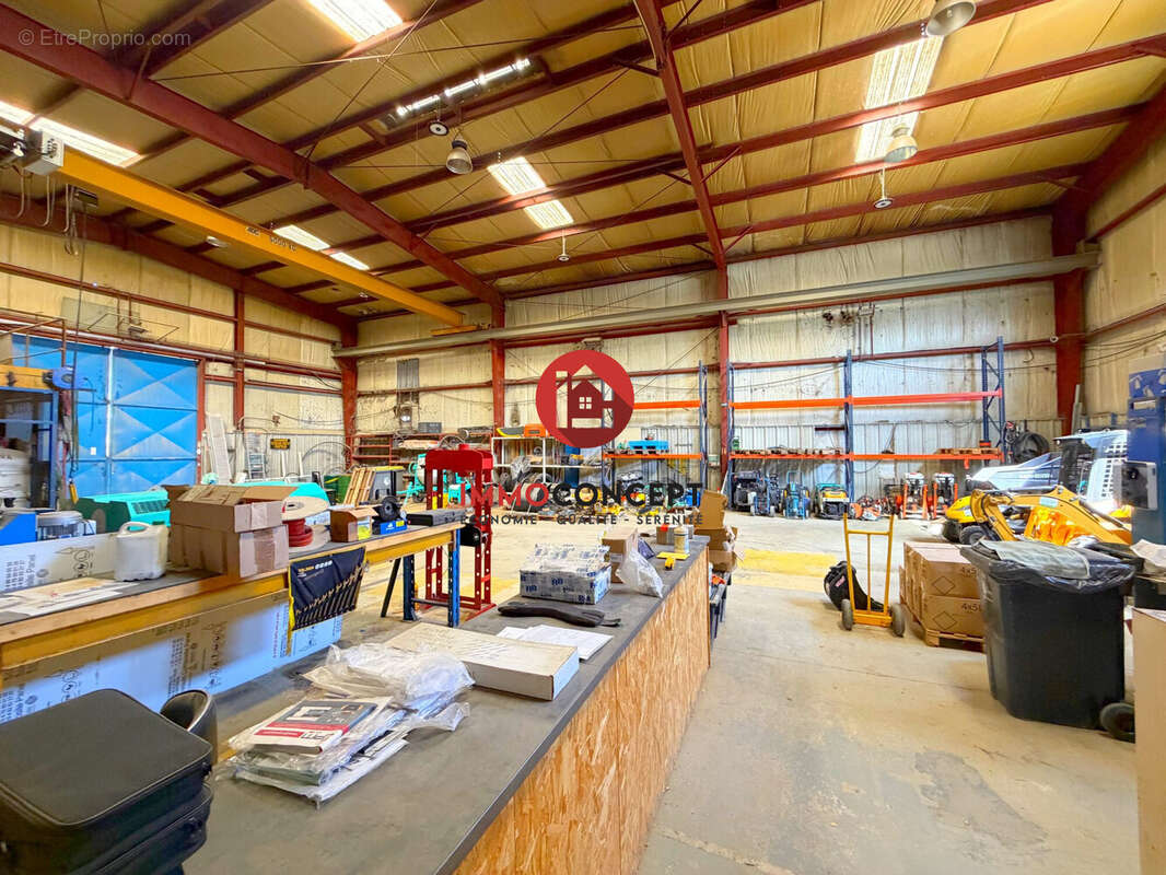 Commerce à LAUDUN-L'ARDOISE