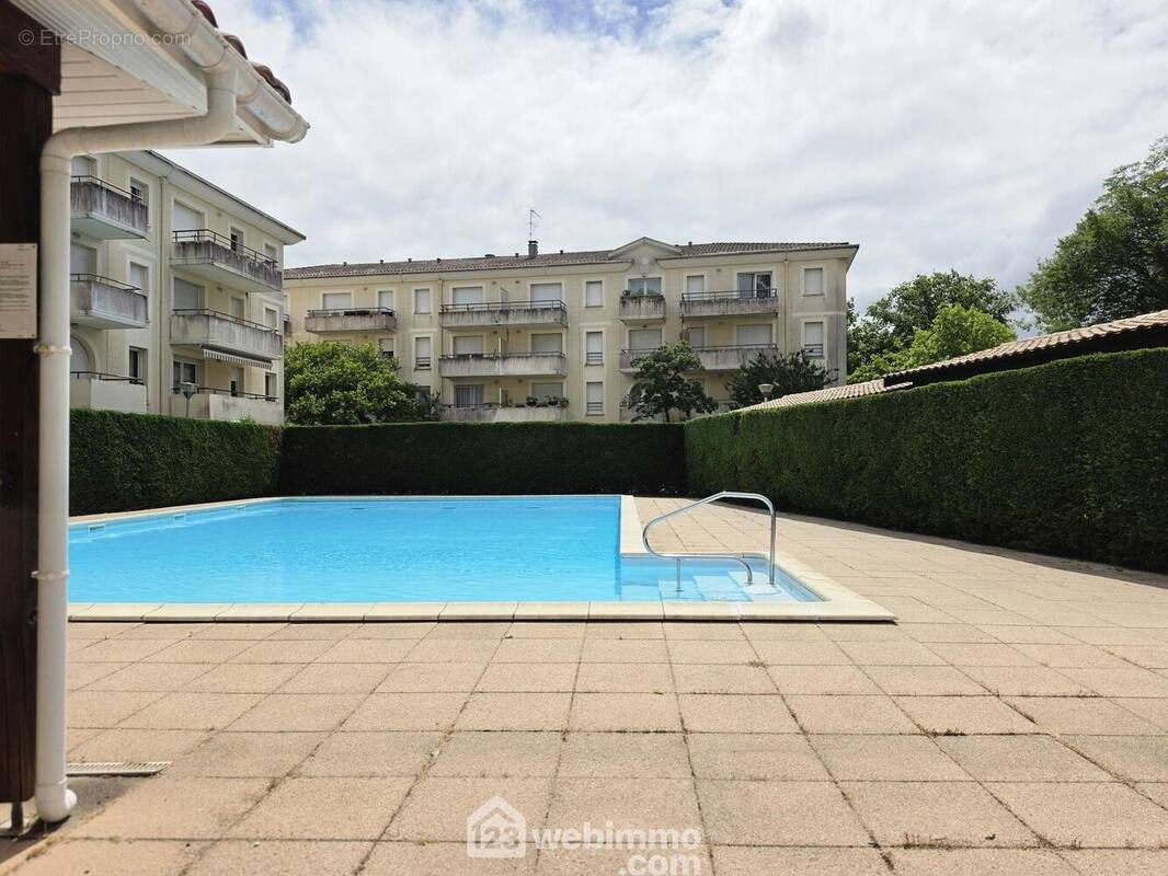 Dans une résidence avec piscine - Appartement à BLANQUEFORT