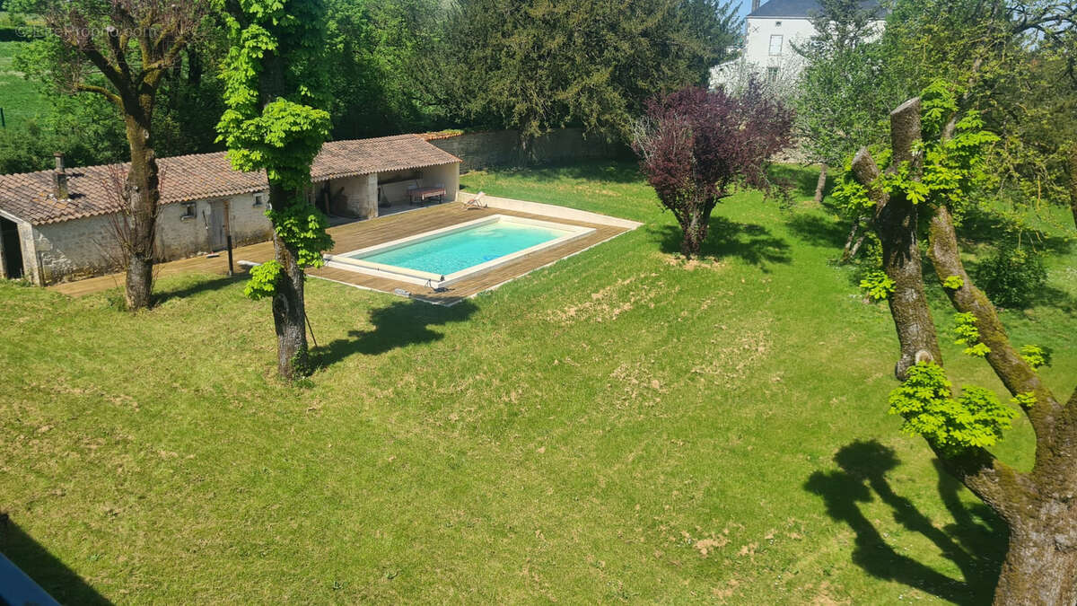 Maison à SAINT-JEAN-D'ANGELY