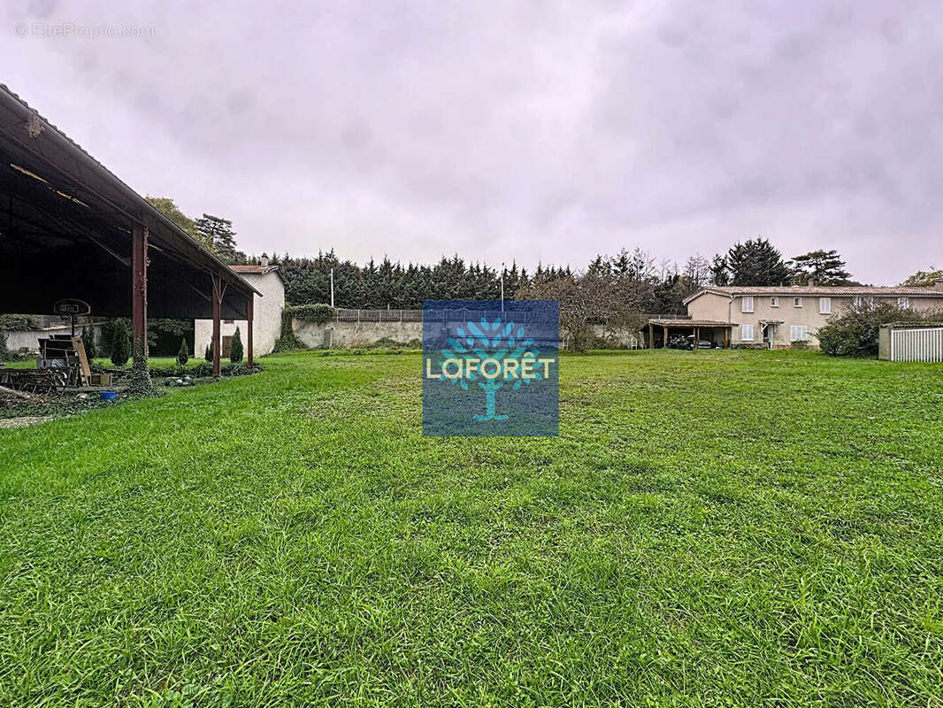Brignais / Saint-Genis-Laval - Ensemble immobilier sur 2 500 m² de terrain - photo 2