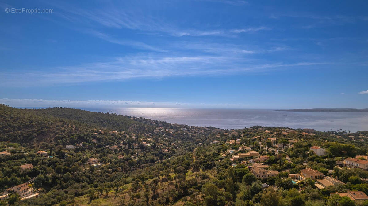 Terrain à ROQUEBRUNE-SUR-ARGENS