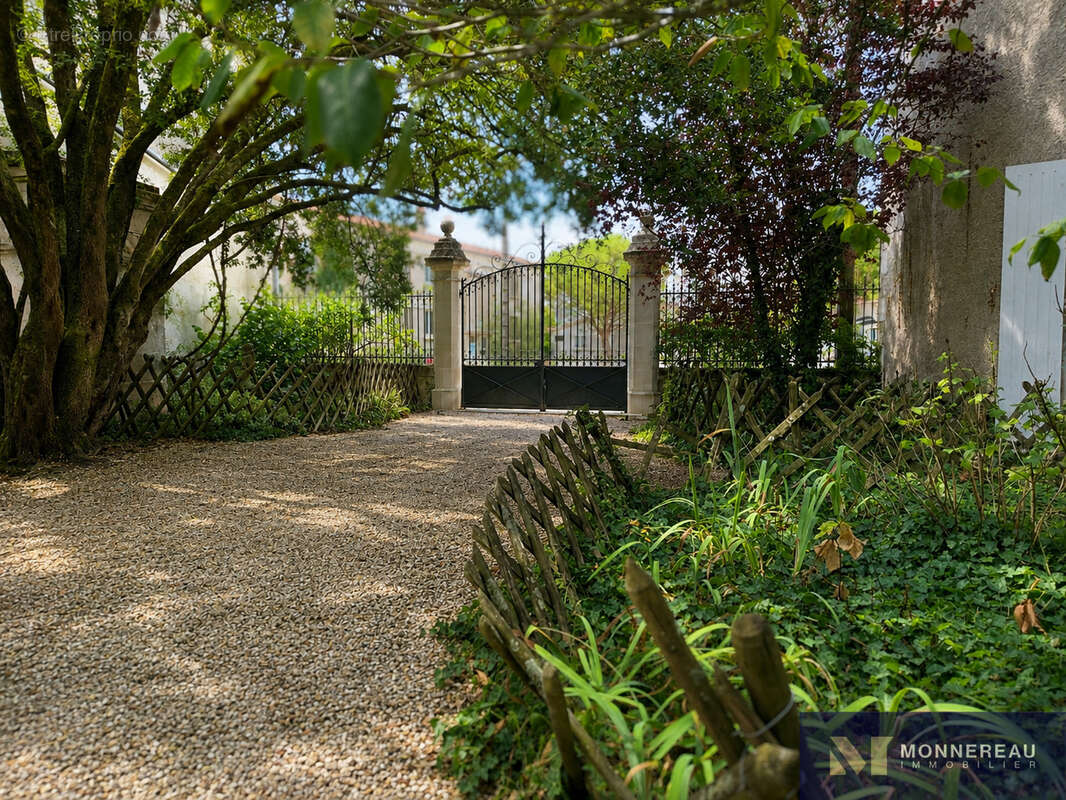 Maison bourgeoise avec parc et piscine en coeur de ville - photo 35