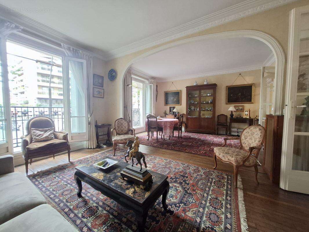 Appartement à PARIS-16E