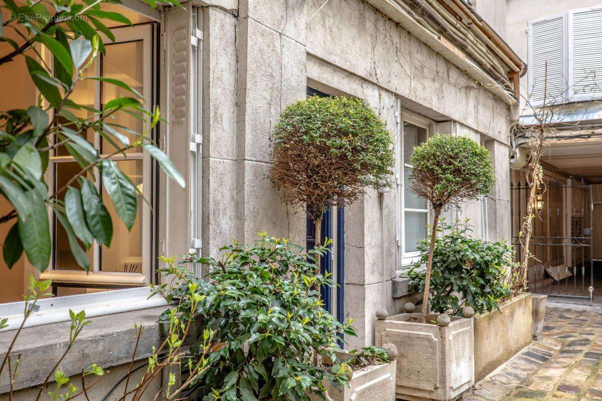 Appartement à PARIS-1E