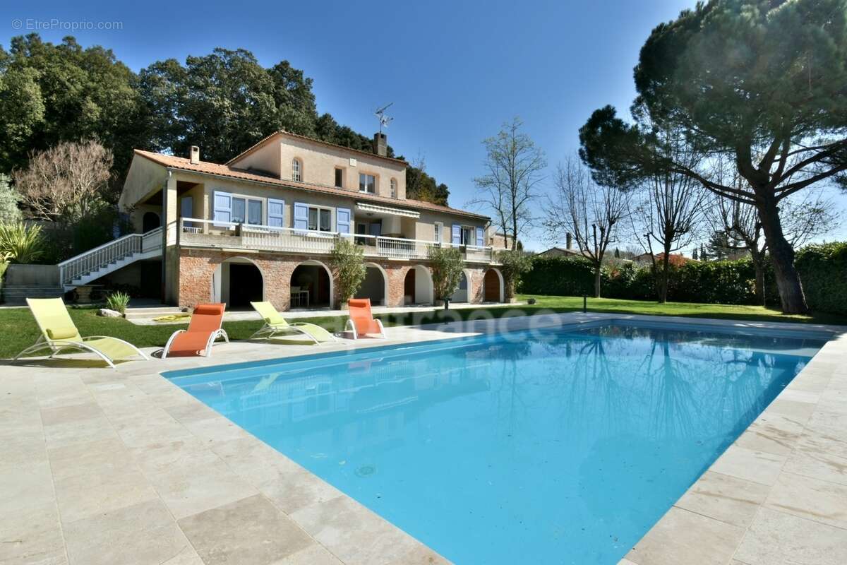 PEYRUIS (04) Villa de 247 m2 avec piscine édifiée sur une parcelle de 2400 m2 - photo 2