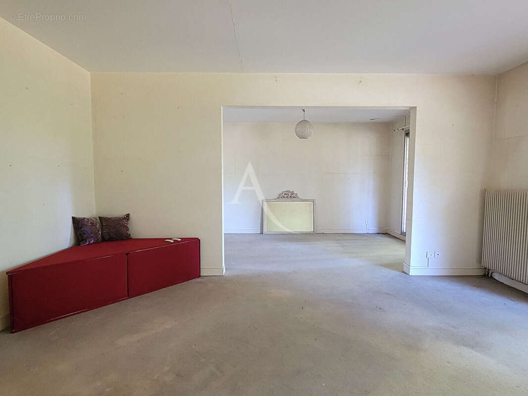 LE BOUSCAT - T3 à rénover avec balcon, cellier et box indépendant. - photo 2