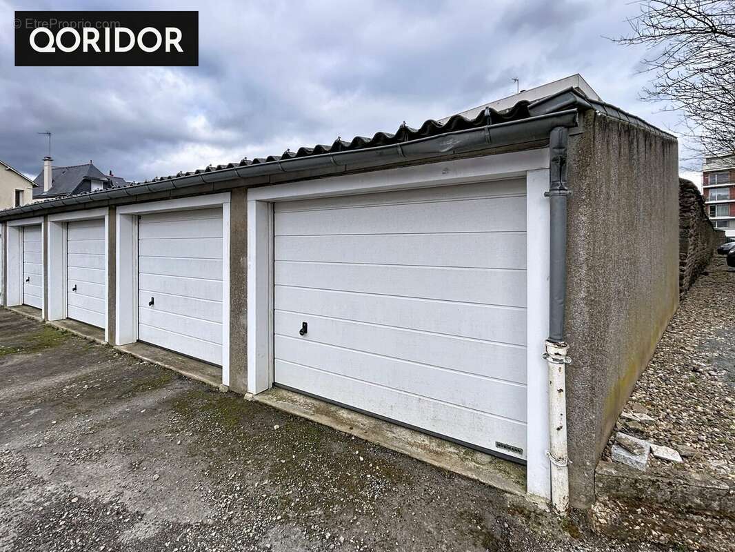 Parking à SAINT-JACQUES-DE-LA-LANDE