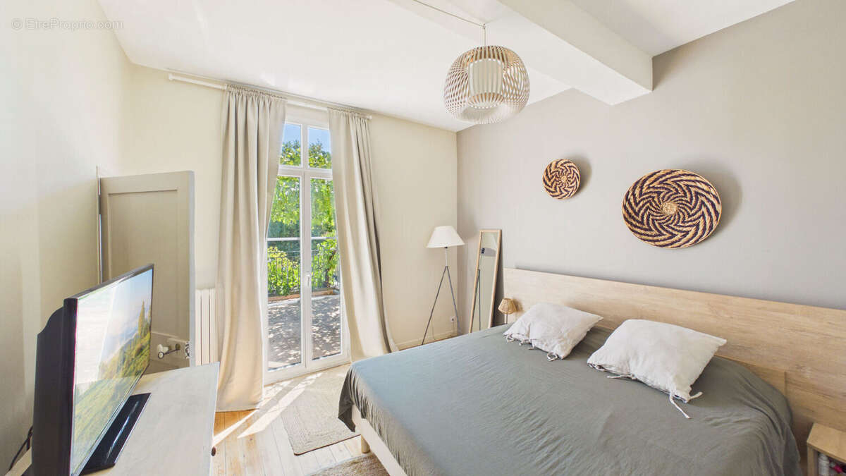 Maison de caractère entièrement rénovée à Avignon . 140 m² habitables, jardin arboré, à 5 minutes des remparts - photo 8