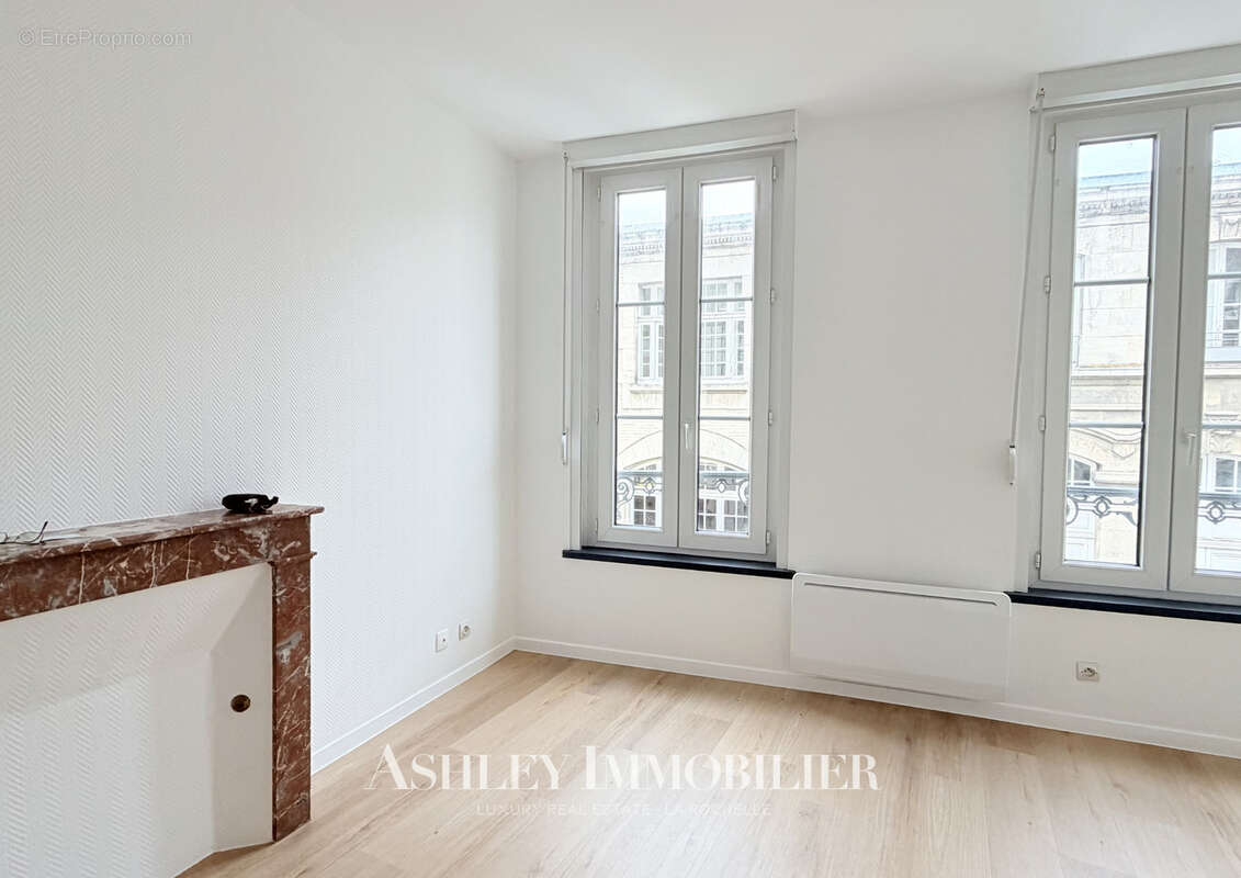 À vendre : immeuble de caractère situé à seulement 200 m du marché central de La Rochelle, comprenant 7 appart - photo 3