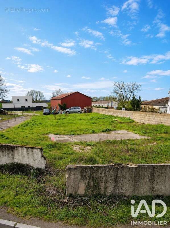 Terrain 568 m² à Saint-Georges-Des-Coteaux  - photo 2