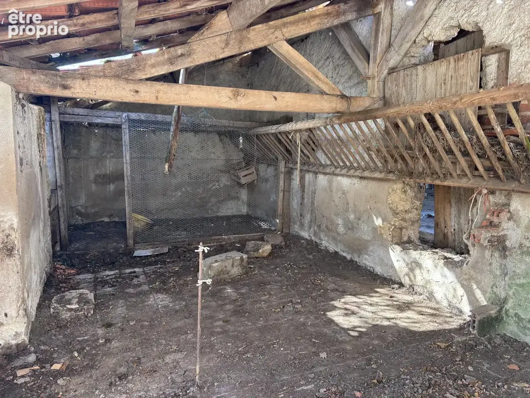 Le Donjon - Ferme à rénover avec une grande grange et des dépendances, sur un terrain de plus de 3 hectares co - photo 20