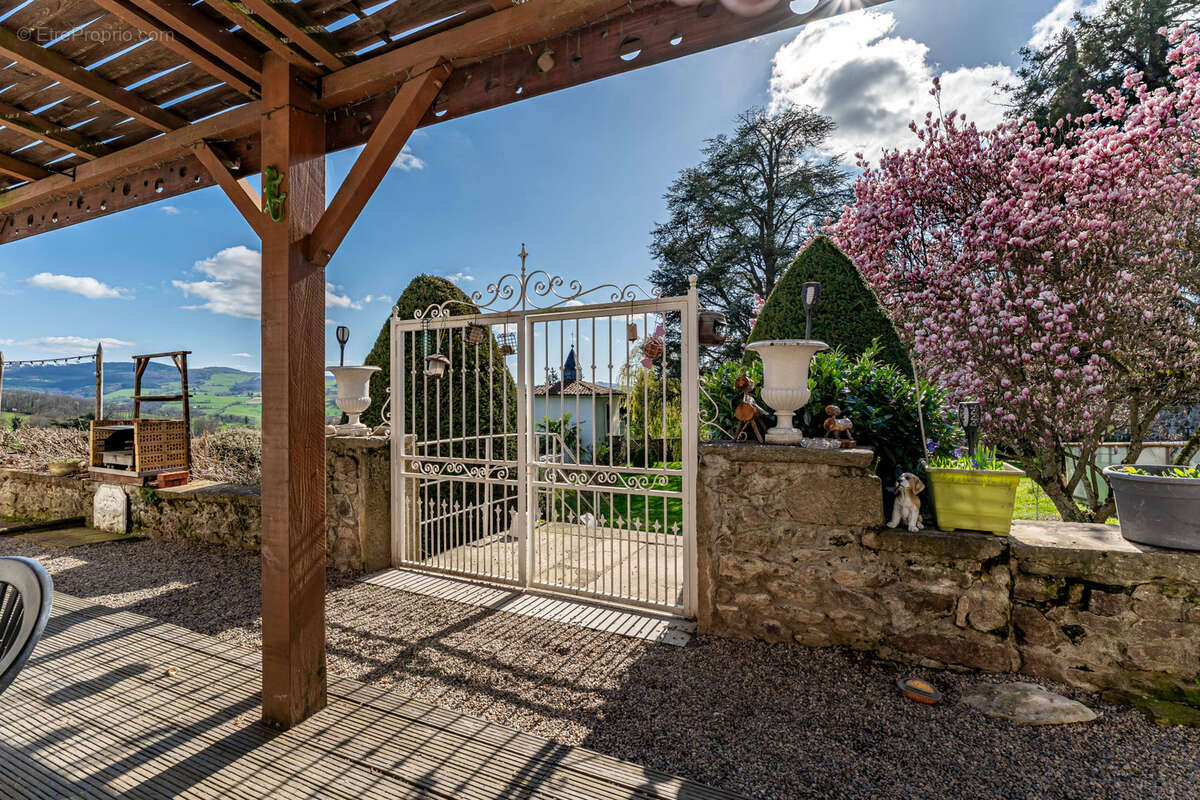 Maison à SAINT-SYMPHORIEN-SUR-COISE