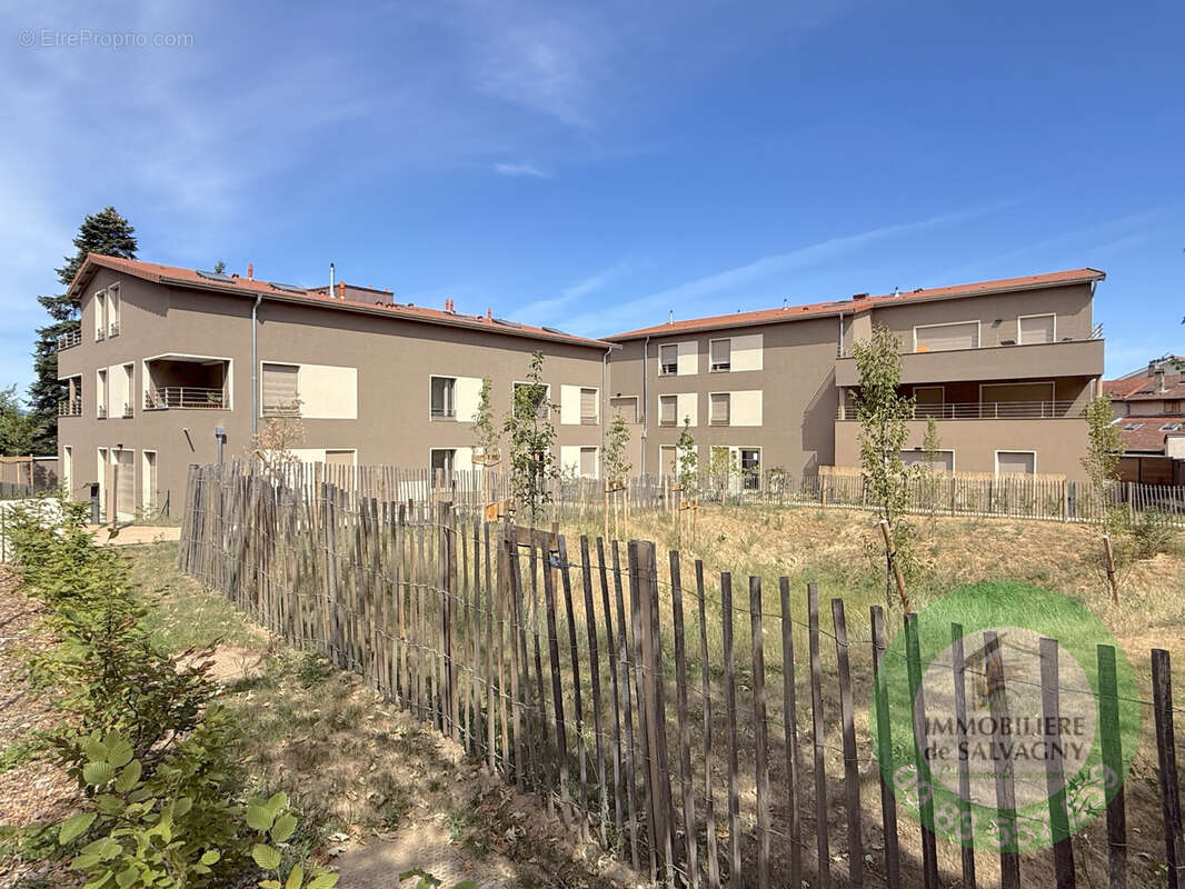 Appartement à LA TOUR-DE-SALVAGNY
