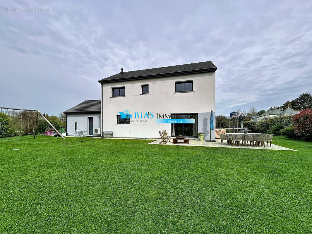vue arrière - Maison à BEUZEVILLE