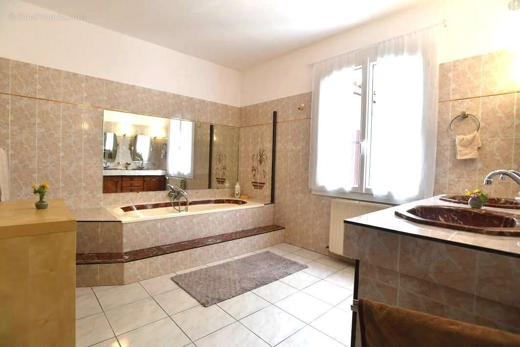 Maison de quatre chambres avec 14 hectares et un lac. - photo 11