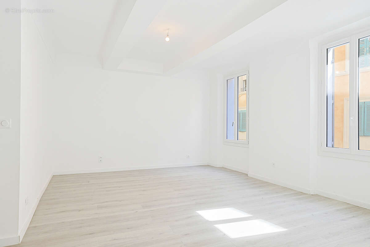 Appartement à SOLLIES-PONT