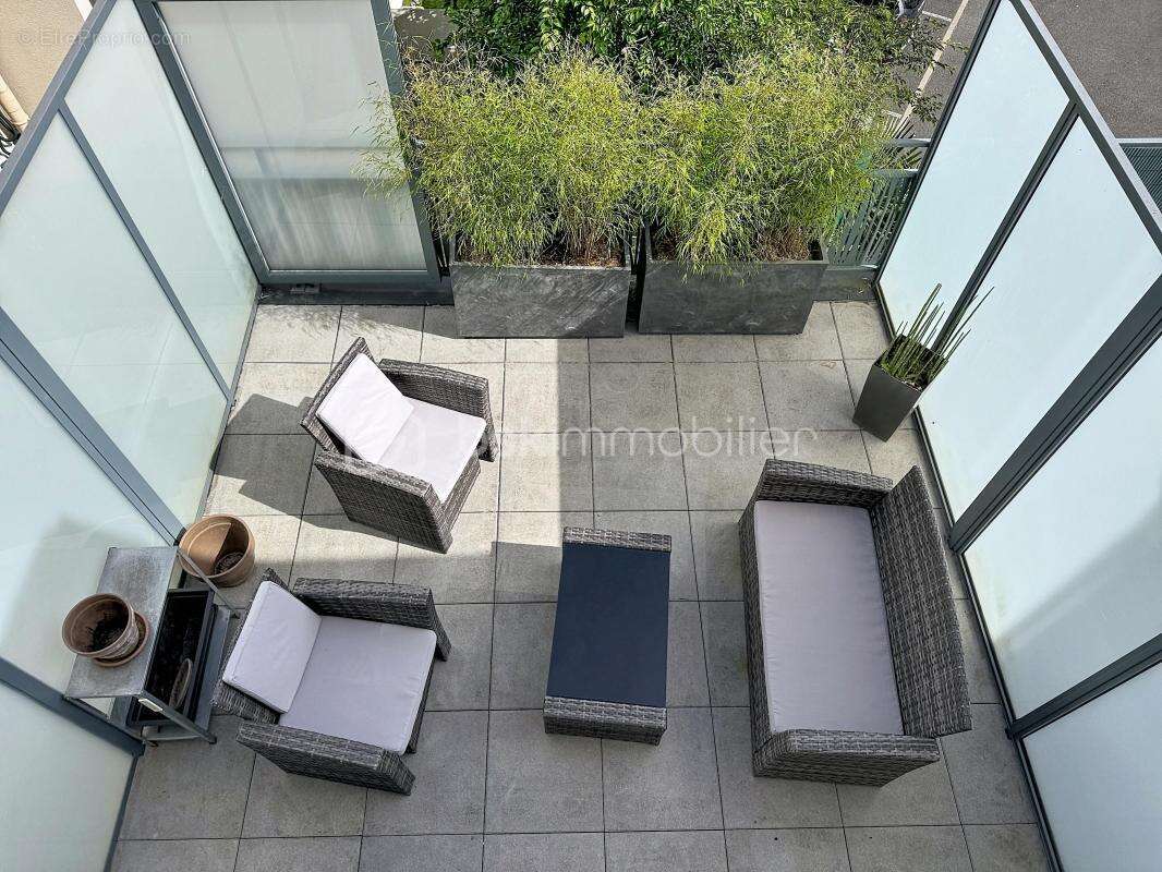 Appartement à THIVERVAL-GRIGNON