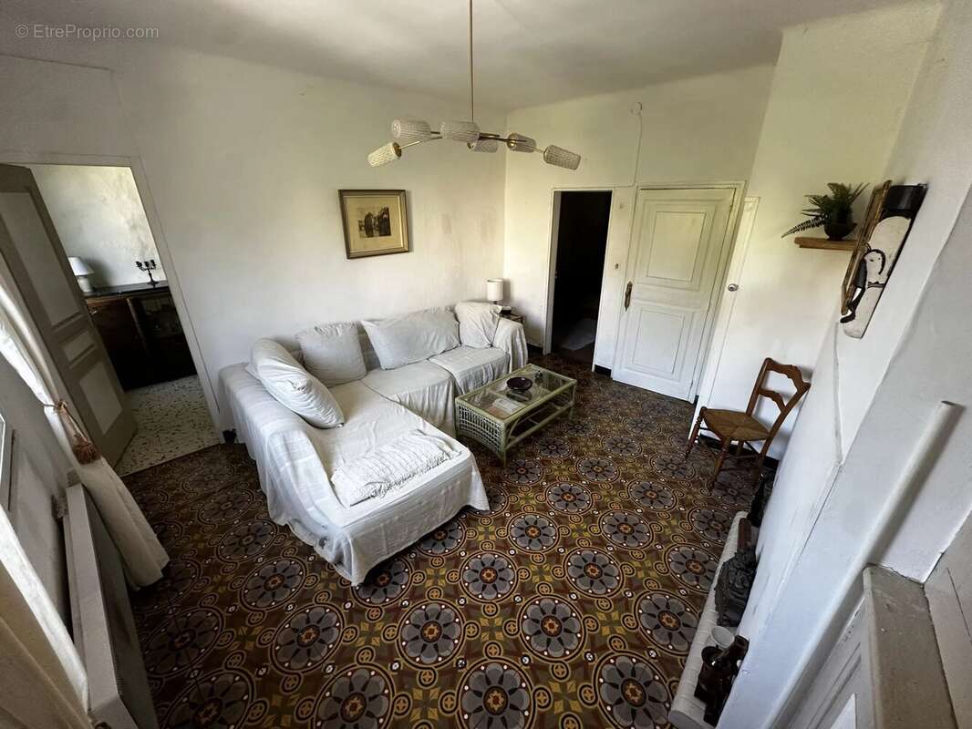 Appartement traversant, 2 chambres, 1 cave de 23 m2 - photo 2