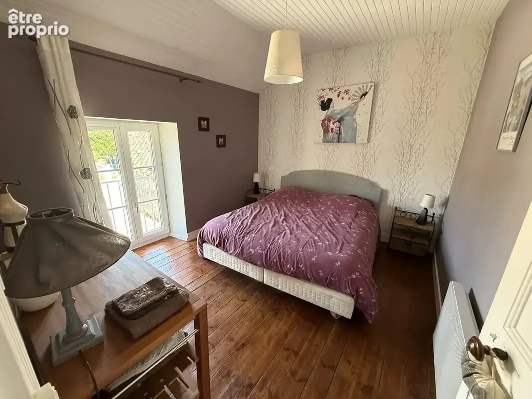 A proximité de Ruffec, magnifique maison en pierre de caractère offrant cinq chambres avec jardin, piscine et dépendances - photo 12